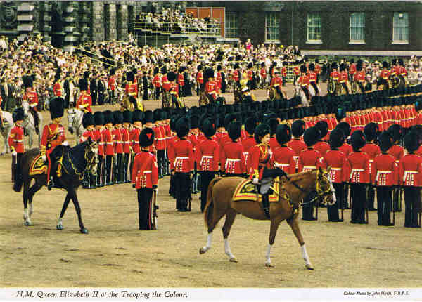 K 58 - LONDON - H.M. QUEEN ELIZABETH II AT THE TROOPING THE COLOUR CEREMONY - Ed. WESTMINSTER LONDON Distributed by KARDORAMA Ltd. (tel. Potters Bar 52781) Printed in Ireland - SD Dim. 14,9x10,5 cm - Col. Manuel B�ia (1986).