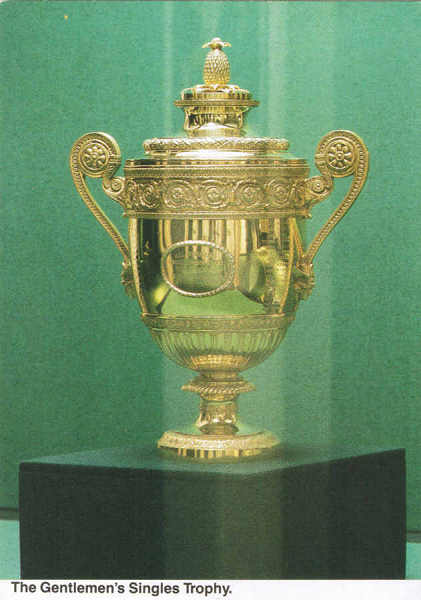 SN -  The Gentlemen's Singles Trophy - Ed. Leonard Lawrance Postcards, Hampton, Middlesex, England 01-941 2589 Photo by Micky White for The Wimbledon Lawn Tennis Museum. - SD - Dim. 10,4x14,8 cm - Col. Manuel B�ia (1986).