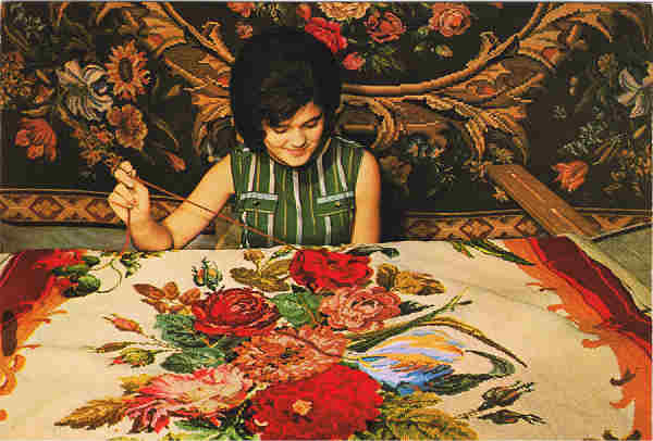 N.� 30 - Madeira - Funchal - PORTUGAL Trabalhos de tape�aria. - Ed. Centro de Caridade "N.� Sr.� do Perp�tuo Socorro"- PORTO Fotografia gentilmente cedida pela TAP - SD - Dim. 15x10,4 cm. - Col. F�tima e Manuel B�ia (1975).