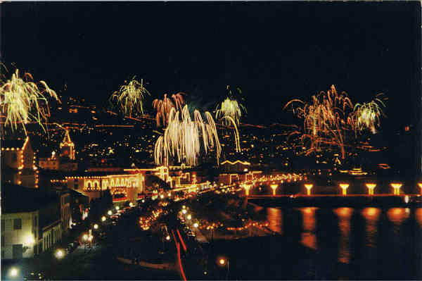 MAD 32 - FUNCHAL  (Madeira) O fogo da noite de S. Silvestre - Ed. Francisco Ribeiro - Rua Nova de S. Pedro,27 telef. 23930 FUNCHAL - MADEIRA - SD - Dim. 14,7x10,1 cm. - Col. F�tima e Manuel B�ia (1975).