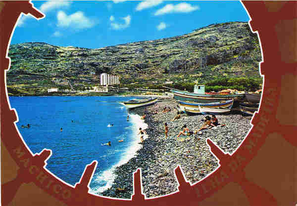 N.� 130 - MADEIRA Vista de Machico - Ed. G�tica RUA N.S.DE F�TIMA 298 PORTO REPRESENTANTE NA MADEIRA CARV�O, MARTINS & SILVA, LDA - RUA DIREITA, 21 FUNCHAL FABRICADO EM IT�LIA POSTAIS S�RIE LUXO-OURO - SD - Dim. 14,6x10,4 cm. - Col. Manuel e F�tima B�ia (1975).