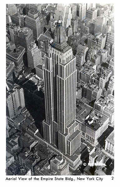 N� 2 - Aerial View of Empire State Building - Editor (Foto Spal Co ??), New York - Circulado em 1949 - Dim. 14,1x8,8 cm - Col. A. Monge da Silva