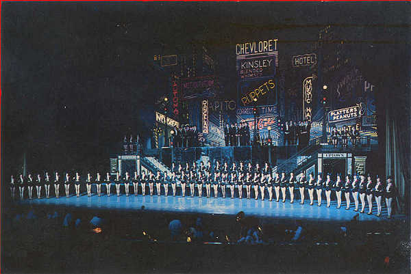 N� 83729 - �The Great White Way� at Radio City Music Hall - Editor �Rockefeller Center�, New York - Dim. 22,8x15,2 cm - Col. A. Monge da Silva (cerca de 1970)