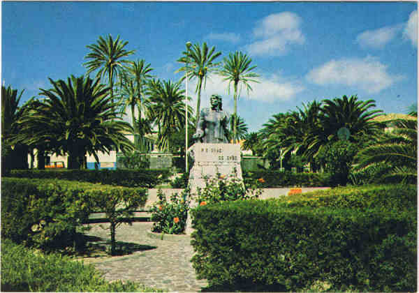 N� 786 - PORTO SANTO Na vila, monumentos e palmeiras - Ed. BERNARDINO V.G. CARV�O APARTAMENTOS PIORNAIS-BLOCO 9-3.�A - FUNCHAL - SD - Dim. 14,9x10,4 cm - Col. Manuel B�ia (1988).