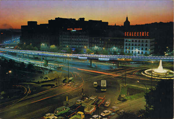 N.� 212 - MADRID - Glorieta del Emperador Carlos V a la noche - Ed. GARCIA GARRABELLA y Cia. - ZARAGOZA Distribuidor: V. MARTINEZ - A. Ferrant, 8, 6� Telf. 2396096 - SD - Dim. 15x10,3 cm - Col. Manuel B�ia (1984)