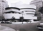 SN - GUGGENHEIM MUSEUM, New York, 1943-59 Exterior view - Ed. The Solomon R. Guggenheim Foundation, New York Photo: Robert E. Mates 2011 SRGF, NY Printed in USA - Dim. 15,3x10,8 cm - Col. F�tima Manuela B�ia (2011)