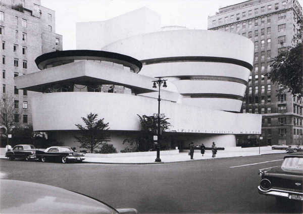 SN - GUGGENHEIM MUSEUM, New York, 1943-59 Exterior view - Ed. The Solomon R. Guggenheim Foundation, New York Photo: Robert E. Mates 2011 SRGF, NY Printed in USA - Dim. 15,3x10,8 cm - Col. F�tima Manuela B�ia (2011)