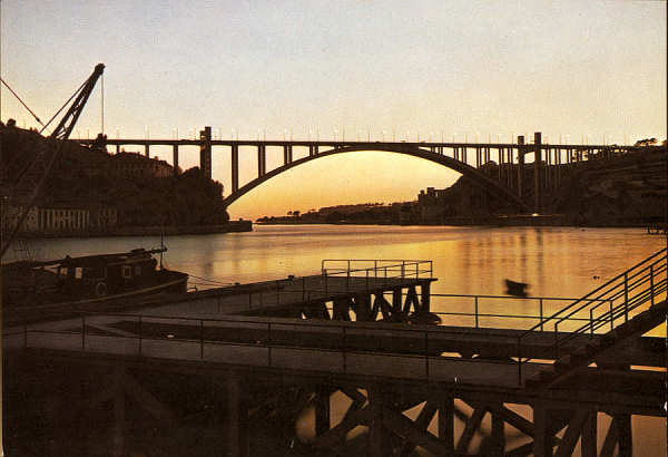 N� 20 - PORTO. PORTUGAL. Ponte da Arr�bida. Entardecer - Ed. Cenyro de Caridade N� Sr� do Perp�tuo Socorro, Porto - SD - Dim. 104x149 mm - Col. Gra�a Maia