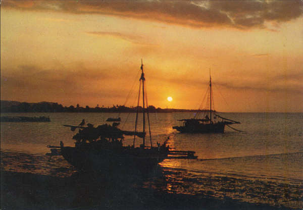 N� 1 - TIMOR, P�r do sol na Ba�a de Dili - Edi��o Movimento Nacional Feminino - 15,0x10,5 cm - Col. A. Monge da Silva (1970)