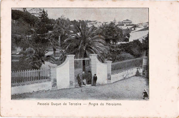 SN - Angra do Heroismo, Passeio Duque da Terceira - Edi��o da Loja do Buraco - Dim. 1143x94 mm - Col. A. Monge da Silva (c. 1905)