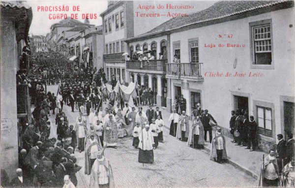 N� 47 - Angra do Heroismo, Prociss�o do Corpo de Deus - Edi��o da Loja do Buraco, clich� de Jos� Leite - Dim. 138x89 mm - Col. A. Monge da Silva (anterior a 1910)