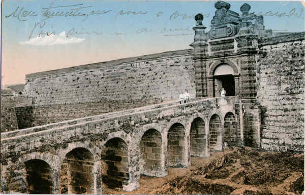 N� 27 - Angra do Heroismo, Entrada do Castello de S. Jo�o Baptista - Editor desc. - Dim. 140x91 mm - Carimbo Postal 01OUT1914- Col. A. Monge da Silva (c. 1910)