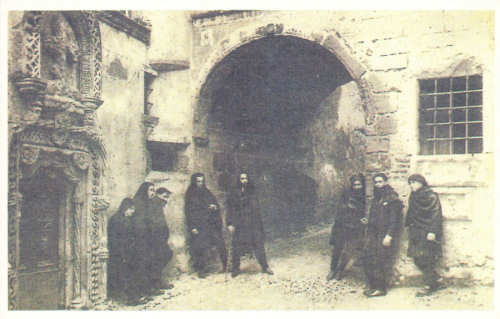 N.� 45 - Costumes Acad�micos. A espera do Caloiro - COIMBRA - Ed. An�nima (cerca de 2012) - Dim. 140x90 mm - Col. �nio Semedo