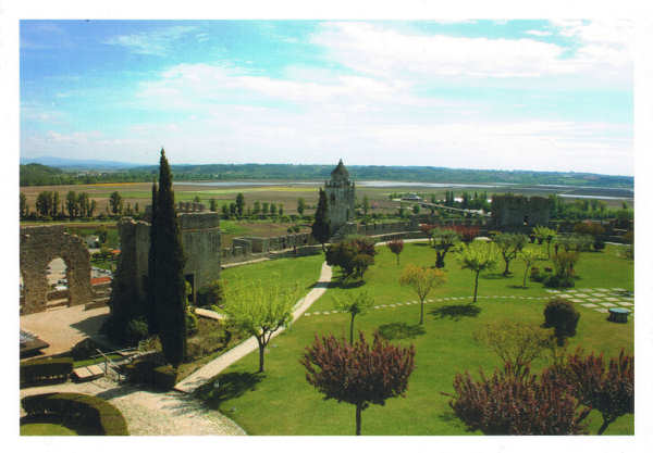 SN - Montemor-o-Velho - Interior do Castelo - Ed. Gutenberg - Artes Gr�ficas, Lda. - Carapinheira MMV - Edi��o da C�mara Municipal de Montemor-o-Velho, Portugal  Foto: CMMV - Jo�o Lobo - SD - Dim. 15x10,6 cm - Col. Manuel B�ia (2012)