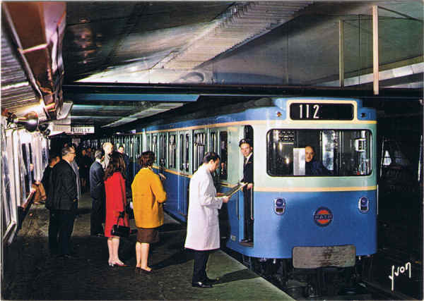 N� 75 - PARIS COULEURS ET LUMI�RE DE FRANCE - Le M�tro. Rame sur pneumatiques en station 10/ 6679 - Ed. d'art Yvon PARIS 30, Av. Jean-Jaur�s-94-Arcueil by S.P.A.D.E.M. Made in Spain - SD - Dim. 14,7x10,5 cm - Col. Manuel B�ia.