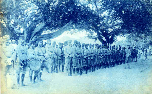 SN - Tropa ind�gena, Dili - Timor - Edi��o an�nima -  SD - Dim. ??x?? cm - Col. Monge da Silva (Cerca de 1910)