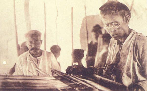 SN - Timor - Tecedeira ind�gena - Edi��o da Miss�o -  SD - Dim. ??x?? cm - Col. Monge da Silva (Cerca de 1927)