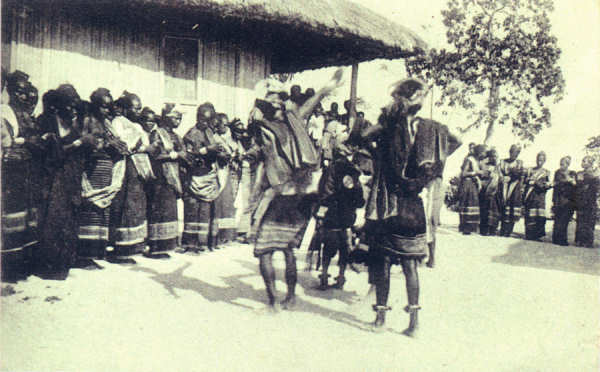 SN - Timor - Um tebedai (dan�a ind�gena) - Edi��o da Miss�o - SD - Dim. ??x?? cm - Col. Monge da Silva (Cerca de 1927)