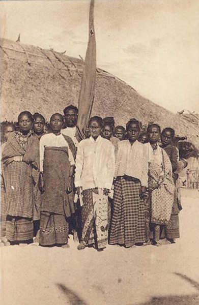 SN - Timor - A rainha de Camena�a e a sua comitiva - Edi��o da Miss�o - SD - Dim. ??x?? cm - Col. Monge da Silva (Cerca de 1927)