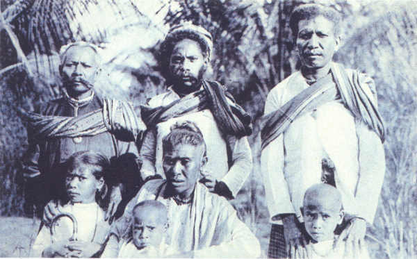 SN - Timor - Fam�lia de um chefe - Edi��o da Miss�o - SD - Dim. ??x?? cm - Col. Monge da Silva (Cerca de 1927)