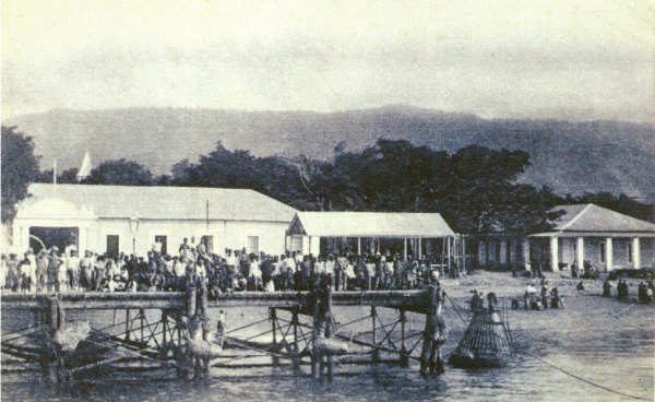 SN - Timor Portugu�s - Ponte cais e alf�ndega. Dili - Edi��o da Miss�o - SD - Dim. ??x?? cm - Col. Monge da Silva (Cerca de 1927)