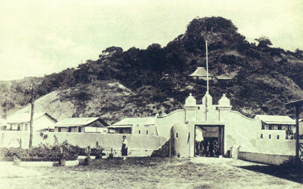 SN - Timor Portugu�s - Tranqueira e povoa��o de Bobonaro - Edi��o da Miss�o - SD - Dim. ??x?? cm - Col. Monge da Silva (Cerca de 1927)