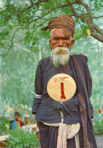 SN - Velho de Atsabe - Foto D. Maria de Lurdes Aldeia - Edi��o do MNF de Timor - SD - Dim. ??x?? cm - Col. A. Monge da Silva (cerca de 1970)