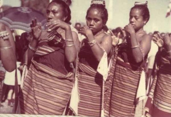 SN - Mulheres do Suai no "railaco" (dan�a t�pica) - Edi��o do CTI-Timor - SD - Dim. ??x?? cm - Col. A. Monge da Silva  (cerca de 1965)