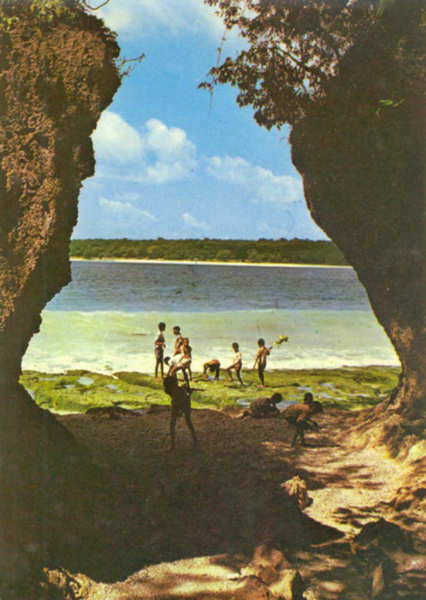 SN - Tutuala, Ilh�u de Jaco visto de uma janela - Foto A. de la Porte - Edi��o do MNF-Timor - SD - Dim. ???x??? mm - Col. A. Monge da Silva (cerca de 1969)