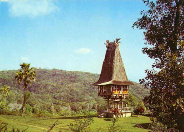 SN - Casa t�pica da ponta leste , Pitileti-Totuala - Edi��o do CTI-Timor - SD - Dim. 148x101 mm - Col. A. Monge da Silva (cerca de 1970)