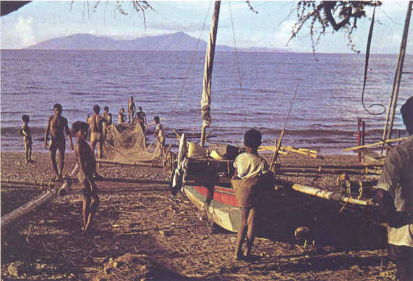 SN - Lan�ando as redes (Dili) - Edi��o do MNF-Timor - SD - Dim. ???x??? mm - Col. A. Monge da Silva (cerca de 1970)