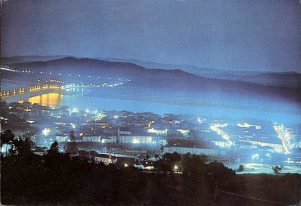 N� 255 - (Portugal) Viana do Castelo - Panor�mica nocturna da cidade - Ed. Lusocolor, Viana do Castelo, Foto A. Fontinha - SD - Dim. 147x102 mm - Circulado em 15/9/1970 - Col. Gra�a Maia