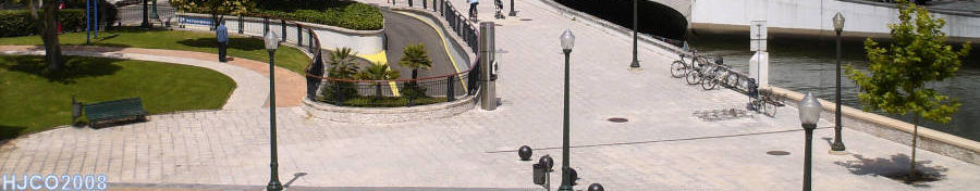 Em primeiro plano, a entrada do F�rum de Aveiro, e parte do Canal Central, � direita.