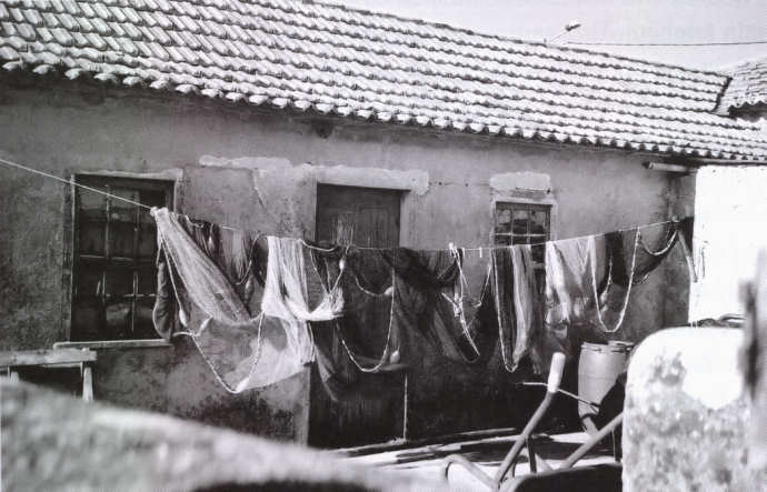 Uma chincha (tipo de rede) de poucas bra�as a secar num p�tio murtoseiro. Clicar para ampliar.