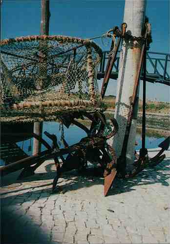 N.� 13 - Aveiro - Utens�lios da Faina do Sal - Foto de Severina Brites - Est�dio Adriano Pires - Edi��o da Livr. Estante, Aveiro - Dimens�es: 10,5x15 cm. - S/D - Col. HJCO.