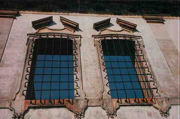 N.� 17 - Aveiro - Pris�o do azul. Janelas do Museu de Aveiro - Foto de Severina Brites - Est�dio Adriano Pires - Edi��o da Livr. Estante, Aveiro - Dimens�es: 15x10,3 cm. - S/D - Col. HJCO.