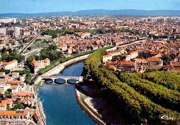 S/N - Besan�on (Doubs) Vue a�rienne - Le pont Canot... - Edi��o Combier Imprimeur M�con 25.056 - CIM - Dimens�es: 15x10,4 cm. - (circulado em 1979) - Col. HJCO.