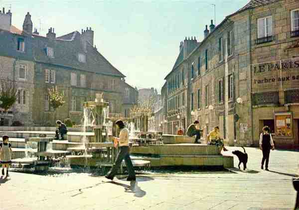 S/N - Besan�on (Doubs) La place Pasteur - Edi��o cap-th�ojac b.p. 15 87350 panazol - Dimens�es: 14,8x10,4 cm. - (Circulado em 1979) - Col. HJCO.