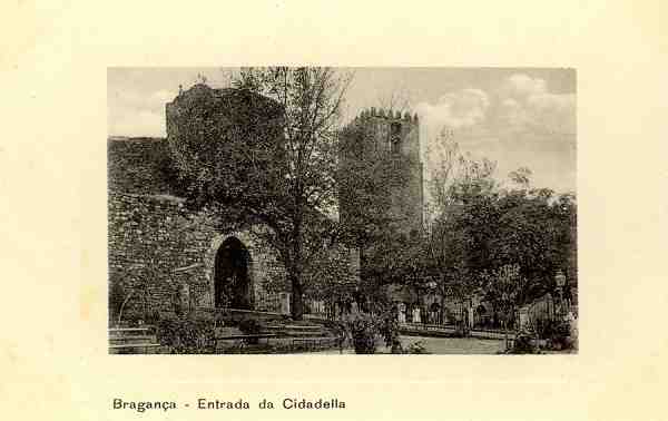 S/N - Bragan�a-Entrada da Cidadella - Edi��o de Adriano Rodrigues, Bragan�a - S/D - Dimens�es: 13,9x8,9 cm. - Col. Aur�lio Dinis Marta.