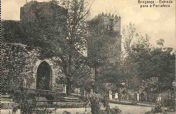 S/N - Bragan�a-Entrada para a Fortaleza - Edi��o de Adriano Rodrigues, Bragan�a - S/D - Dimens�es: 13,5x8,8 cm. - Col. Aur�lio Dinis Marta.