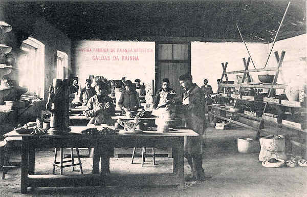 S/N - Portugal Caldas da Rainha - Oficinas da F�brica de Faian�as,com oper�rios trabalhando - Editor Antiga F�brica de Faian�as - Dimens�es: 14x9 cm. - Col. Miguel Chaby.