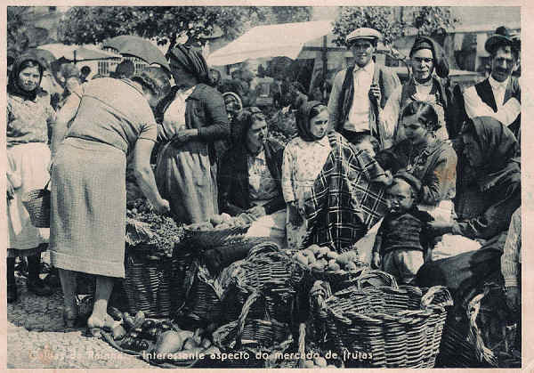 S/N - Portugal-Caldas da Rainha Interessante aspecto do mercado de frutas - Editor Fernando Daniel de Sousa - Editado em 1944 - Dimens�es: 15,0x10,5 cm. - Col. Miguel Chaby