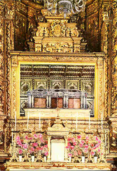 N.� 849 - COIMBRA PORTUGAL Altar Mor com o t�mulo de prata e corpo da Rainha Santa Isabel no Convento de Santa Clara - Edi��o Centro de Caridade "Nossa Senhora do Perp�tuo Socorro", PORTO - S/D - Dimens�es: 15x10,5 cm. - COl. F�tima B�ia.