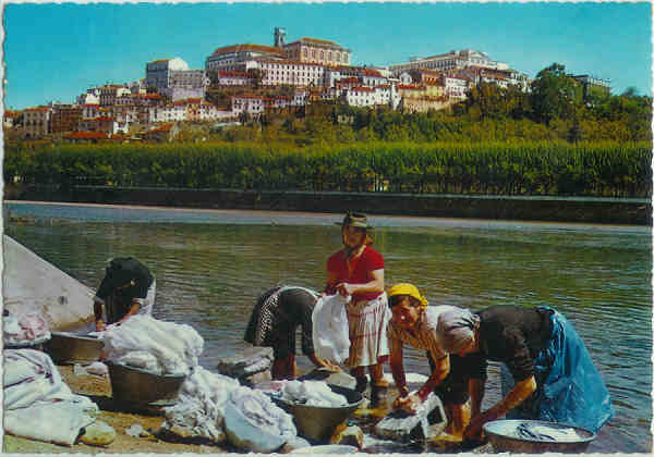 N� 322 - Pr. Coimbra. Vista parcial, no primeiro plano Lavadeiras - Fotografia da Tabacaria Nilo, Lda - SD -  Circulado em 1972 - Dim. 10,2x14,7 cm - Col. Miguel Soares Lopes