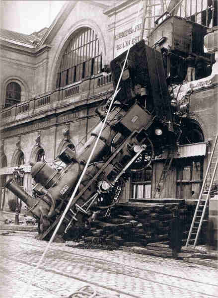 N.� 7511400130 Le 22 Octobre 1895 � 16 heures, le train n� 56 venant de Grandville, � une vitesse comprise entre 40 et 60 kilom�tres heure, n'a pu �tre arr�t� et a travers� le mur de la fa�ade de la gare de Montparnasse � Paris. Il a bris� les heurtoirs de la voie ferr�e et parcouru 15 m�tres en dehors des voies; puis s'est immobilis� place de Rennes. - Ed. PARIS Atmosph�res. Printed in the European Union. Keystone - Eyedea - S/D Dim: 13x18cm. - Col. F�tima Manuela B�ia (2009).