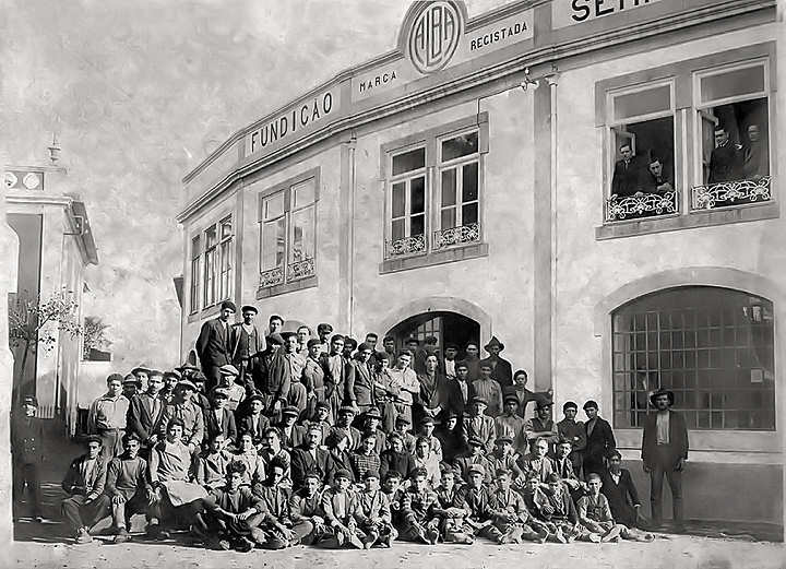 Oper�rios e patr�es da F�brica Alba no Largo Conselheiro Sousa e Melo (Anos 20).