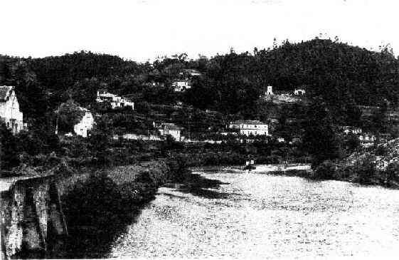 O Vouga, abaixo de Pessegueiro, desliza entre jardim...