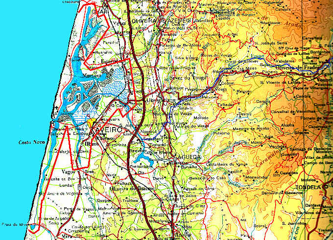 Excerto de um mapa de Portugal na escala de 1:400 000. A zona delimitada pela linha a vermelho corresponde � �Ria de Aveiro�. A azul mais carregado, v�-se parte do rio Vouga..