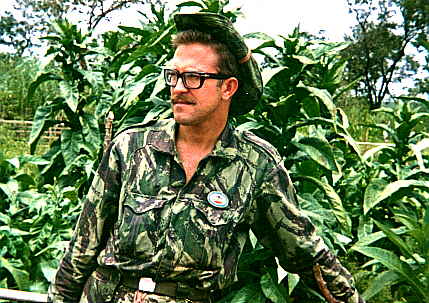 Em Macuma (Angola, 1973) junto a uma planta��o de tabaco.