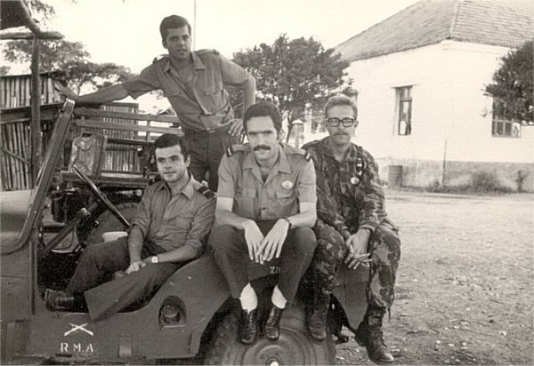 Fotografia tirada em Quimbele - Angola - em Mar�o de 1973. Da esquerda para a direita: O m�dico da Companhia, Dr. Gra�a Moura, e alferes Virg�lio (em p�), Valle e Oliveira.